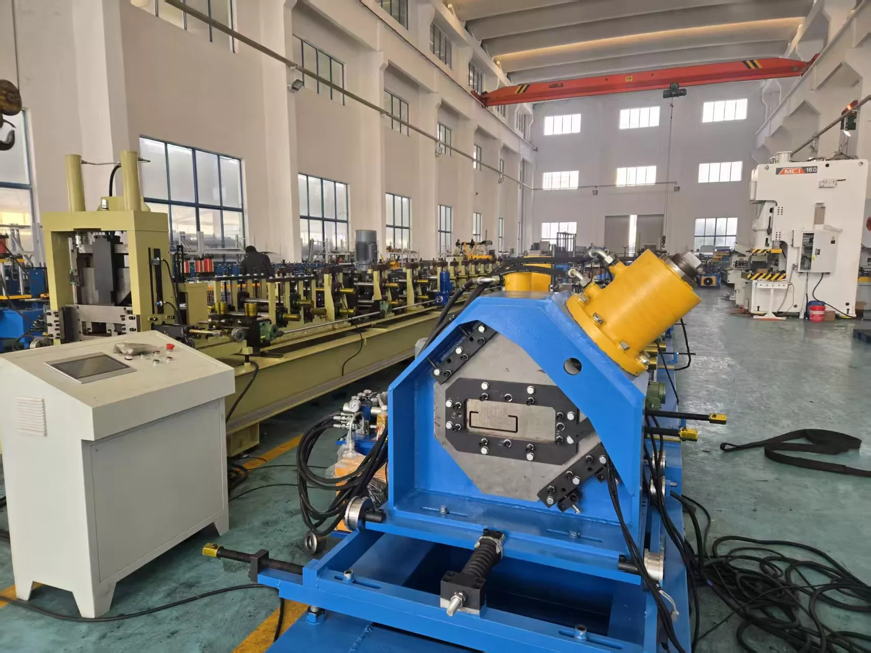 C-shaped steel forming machine